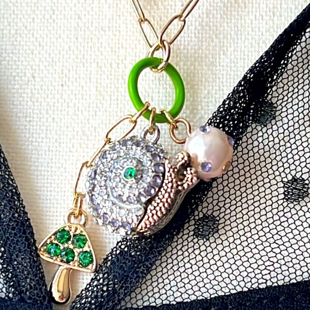 NWT Betsey Johnson Necklace Gold Pendant chain with a dangling 3 charms - Picture 3 of 7